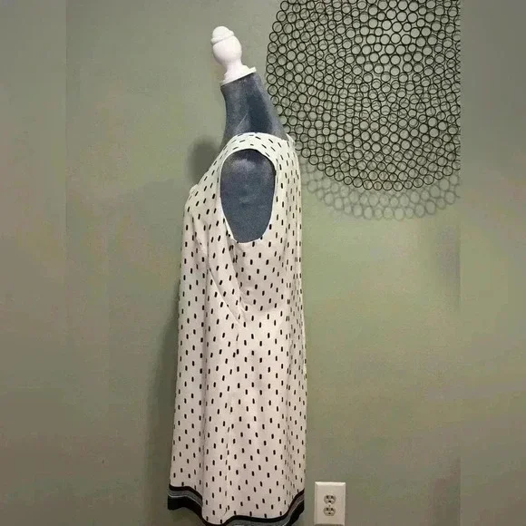 Ann Taylor - Sleeveless lined white dress with design - Size 12 - Picture 2 of 5